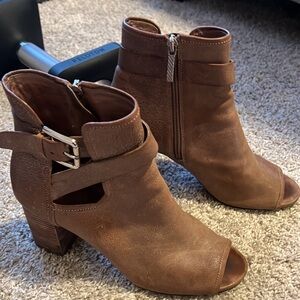Donald Pliner 8.5 leather booties